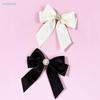 Elegante Satin Imitation Perlen Schleife Brosche Krawatte Bluse Pullover Ausschnitt Accessoire College Stil Jk Dekoration Brosche Pin