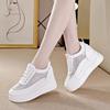 Trendige Plateau-Sneaker für Damen 2025: Atmungsaktives Mesh, Höhensteigerung, Lässiges Weiß.