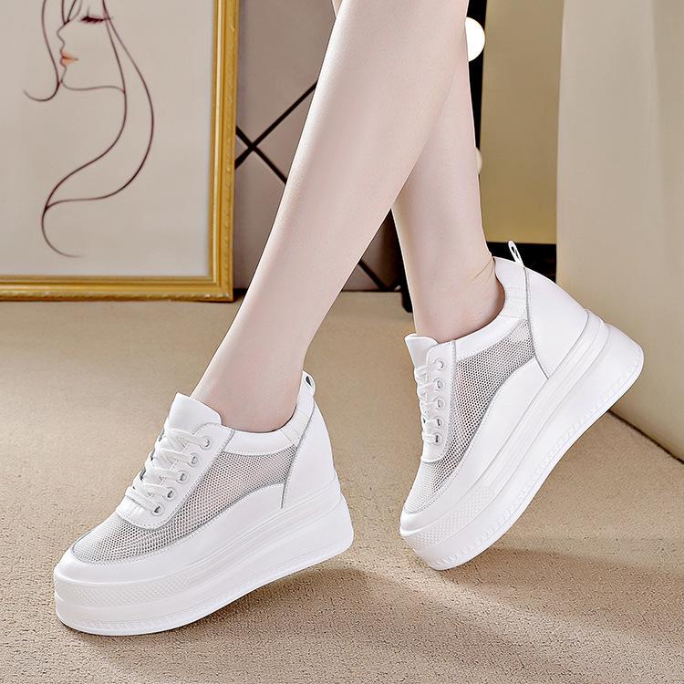 Trendige Plateau-Sneaker für Damen 2025: Atmungsaktives Mesh, Höhensteigerung, Lässiges Weiß.