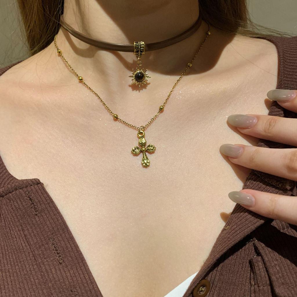 Women's Leather Tiger Eye Layered Necklace - Retro Double-Layer Choker Accessory with High-End Luxury Clavicle Chain.