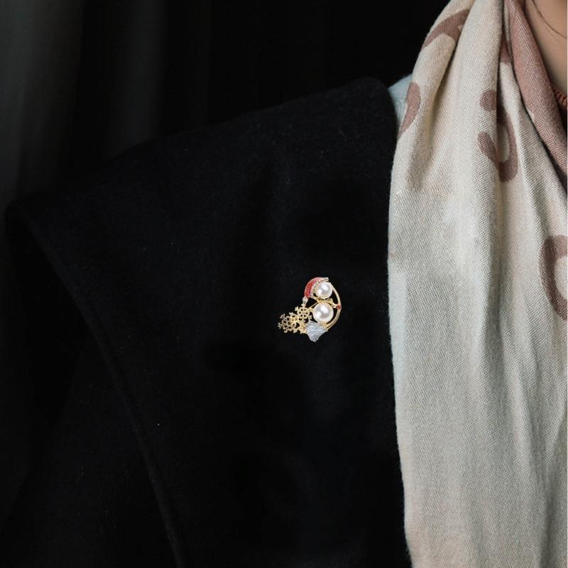 Elegant Christmas Snowman Brooch Stylish Pearls Breastpin Enamel Metal Lapel Pins for Women Festive Holiday Gift for Her