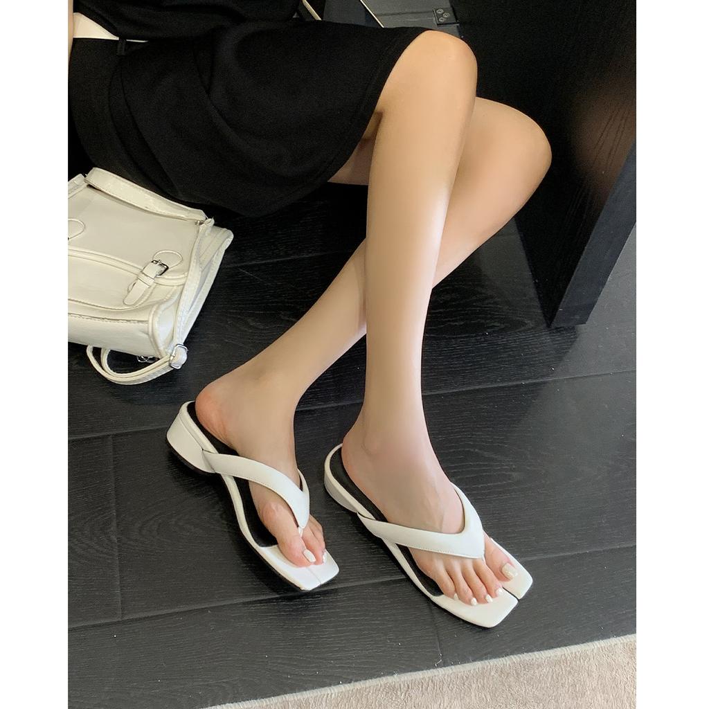 648-1 Nische Keilabsatz Flip-Flops Für Damen Sommerurlaub Stil Quadratischer Zehenbereich Coole Hausschuhe