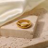 Evropský a americký minimalistický prsten z titanu ocel pozlacený 18K zlatem s prohnutým páskem pro ženy - Trendy design prstýnku na malíček