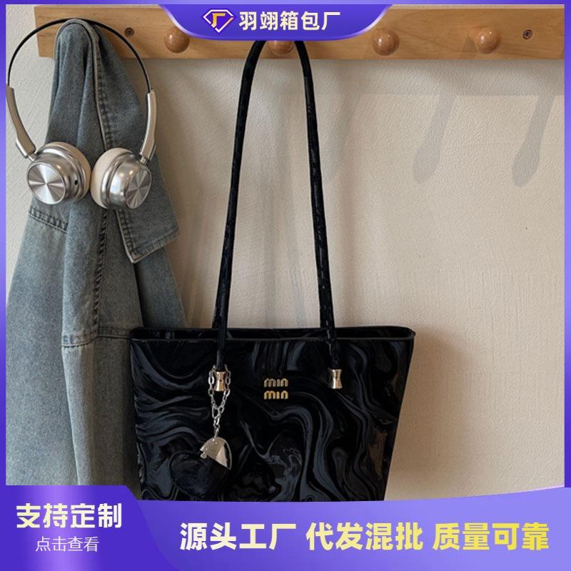 Premium textured bag women's large-capacity new autumn and winter versatile simple shoulder bag commuter tote bag