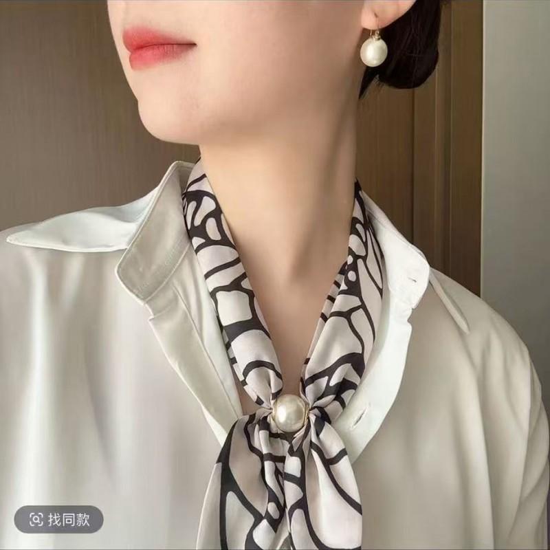2026 Korean-Style Printed Silk Scarf With Pearl Magnetic Clasp Elegant Small Square Neck Women