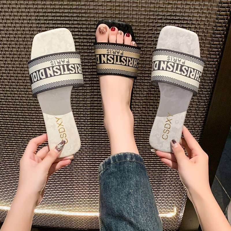 

Вышитые тапочки с буквами женская уличная обувь 2025 лето новая мода плоская подошва уличная пляжная сандалии на одном слове прилив 42