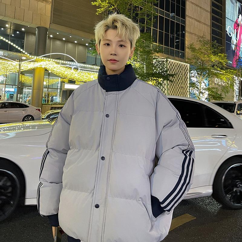 Herbst- und Winter-Neuheiten für Paare Stehkragen Herren- und Damen-Wintermäntel sind warm und beliebt. Drei Kapuzen-Baumwollkleider mit Verdickung sind im Trend.