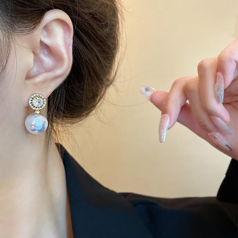 Elegante glänzende Kristallimitation Perlenohrringe für Frauen in goldener Farbe, ungewöhnliche Ohrringe für Mädchen, Hochzeitsfeier, Retro-Schmuck