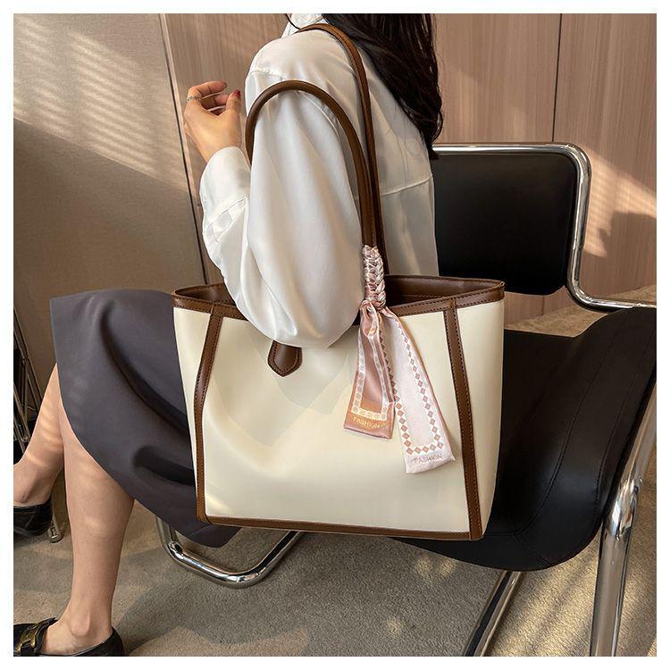 Geantă Tote Mare Versatilă pentru Femei Vara 2023 - Texturată, cu Un Singur Umăr, pentru Cumpărături și Navetă