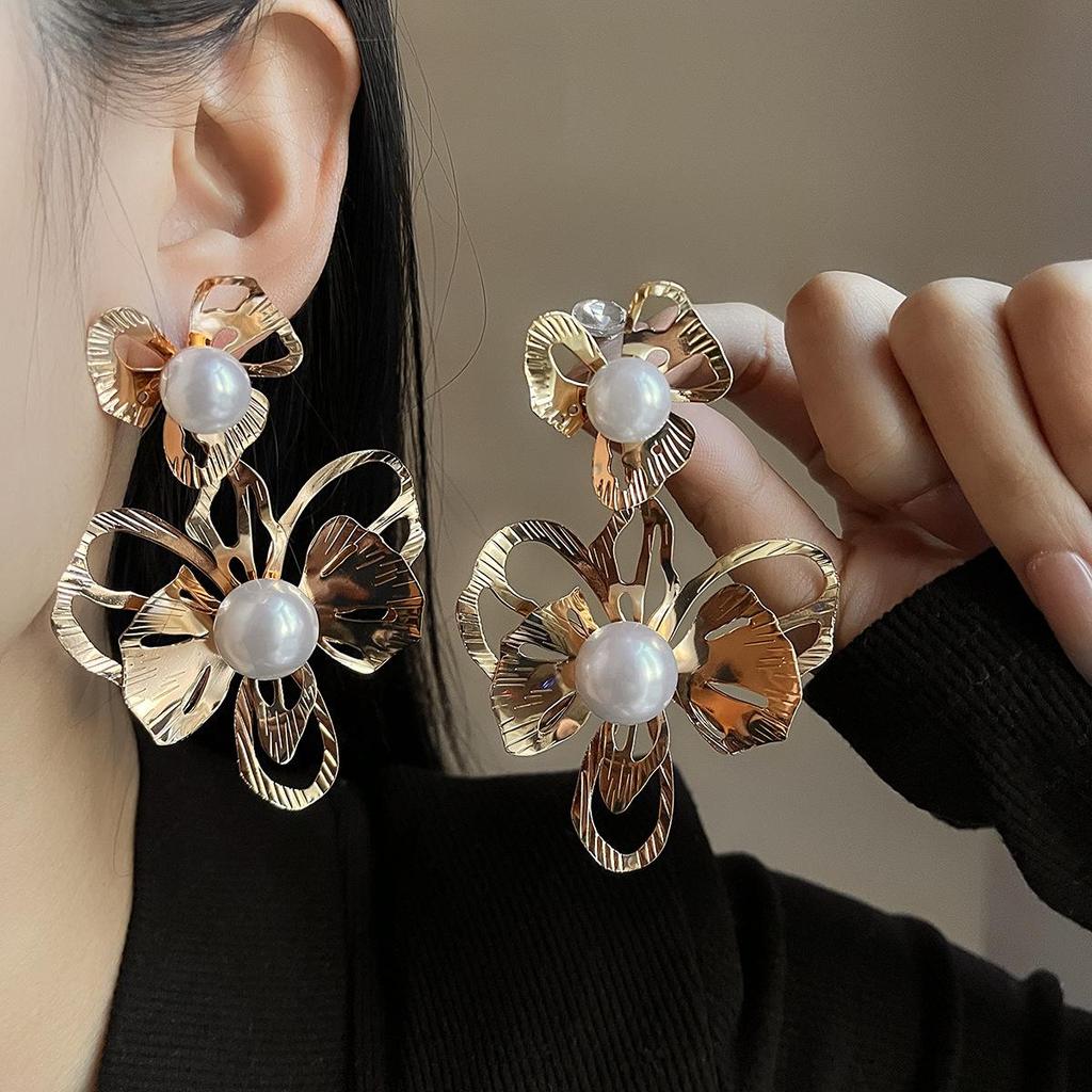 Exaggerated 3D Flower Pearl Earrings: Light Luxury, High-End Metal Style Studs
