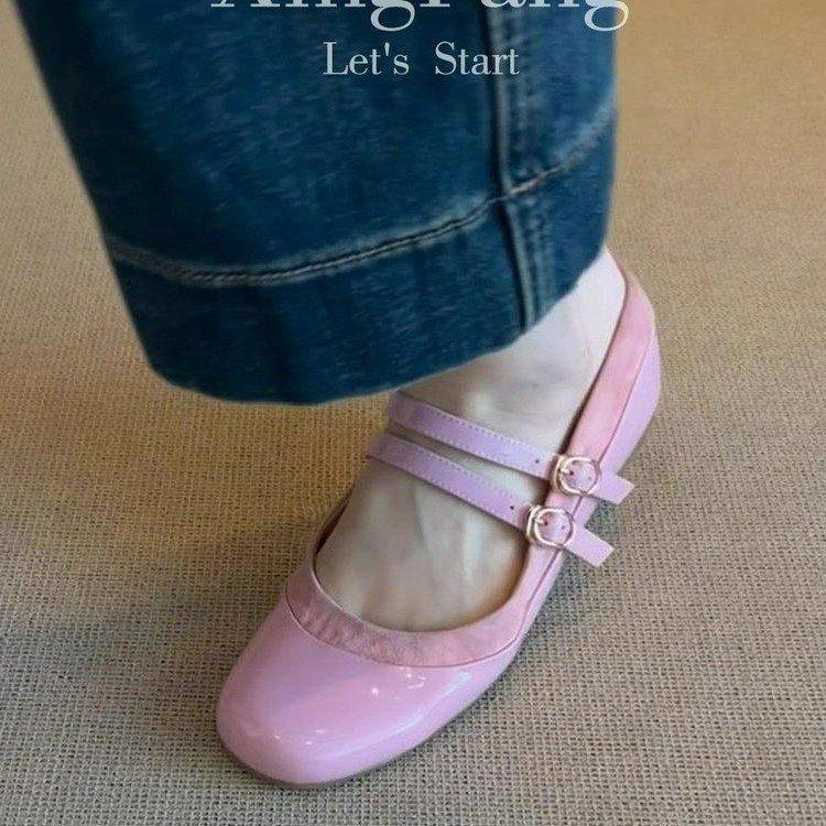 

Lan Cabinet Edition~ French patent leather round head shallow mouth flat bottom small single shoes women s new one-word buckle temperament Mary Jane s 40 розовый