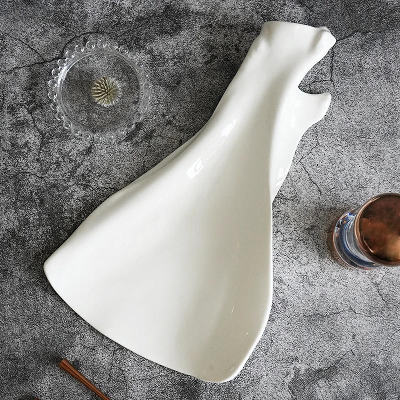 

Неправильной формы керамическая тарелка Ресторан Художественная концепция Блюдо Коммерческая фруктовая салатница Столовые приборы Кухня Тарелка для стейка