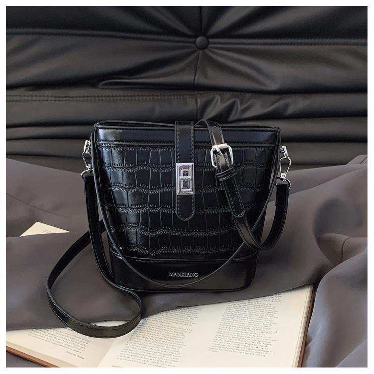 

This year s popular bag women s 2025 new fashion early spring messenger bag design sense niche portable bucket bag чёрный