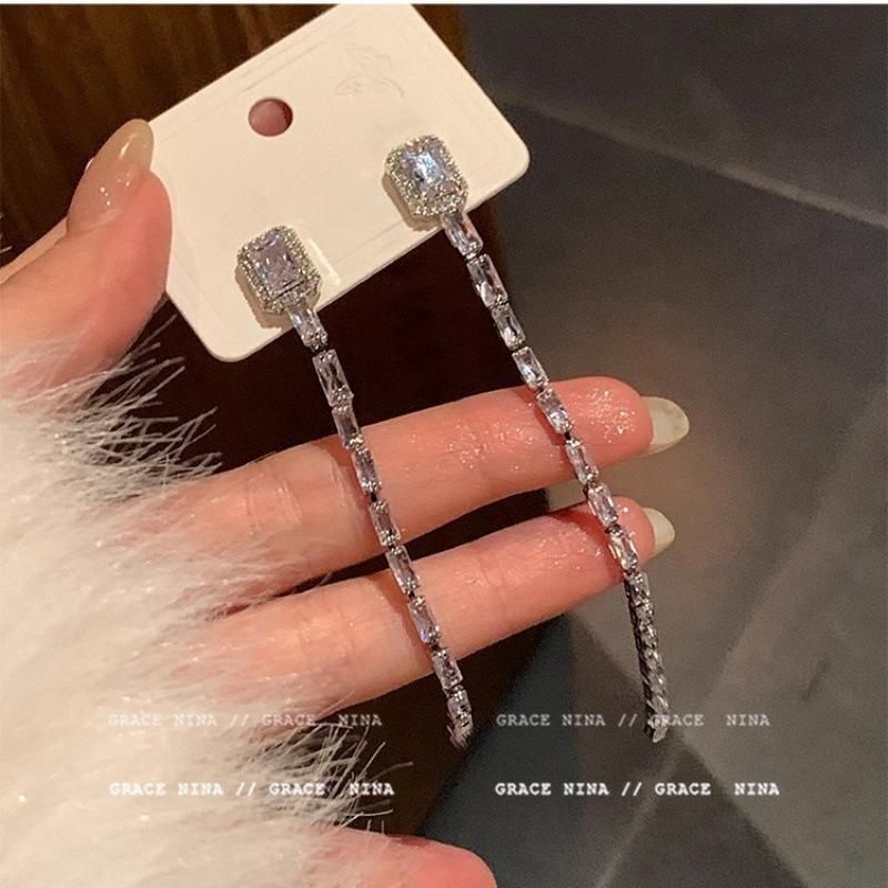 

Xu I is dazzling, Xu Yan has the same earrings, temperament, design sense, fringed long earrings, fashion and advanced sense, light luxury earrings.