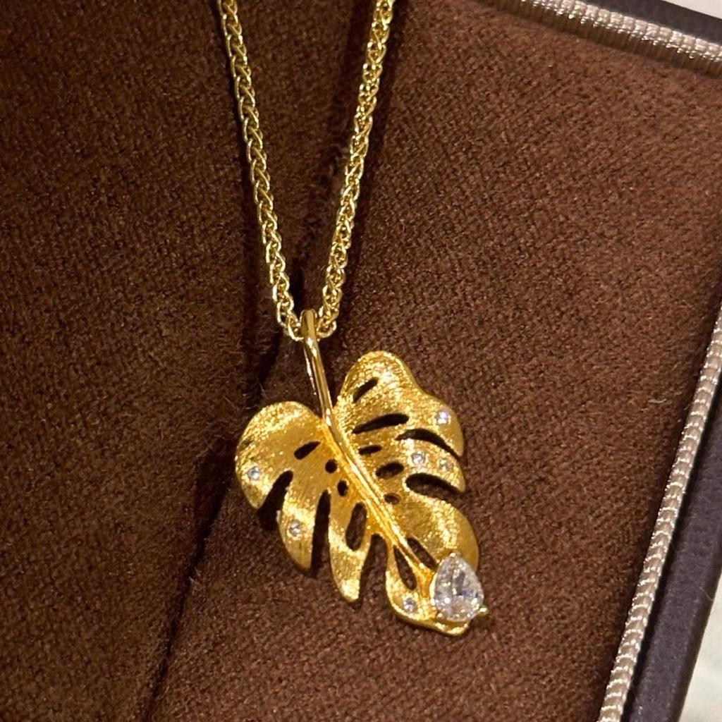 Vintage Antique Brushed Point Diamond Gold Branches Jade Leaf Necklace Exquisite Niche Design Leaf Pendant Collarbone Chain