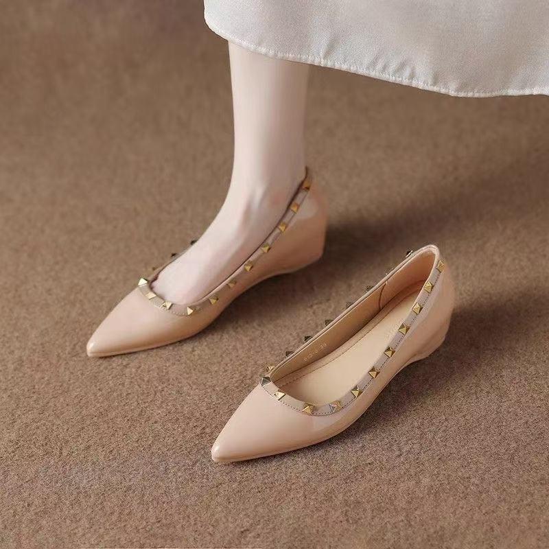Fashion New Spring Rivet Pointed Toe Flat Shoes Women's Shallow Mouth Inside Heightening Versatile Soft Sole Single Shoes