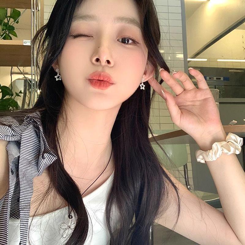 Minimalistische Stern-Ohrstecker mit Diamanten: Eleganter, vielseitiger und stilvoller Pendlerschmuck für Damen