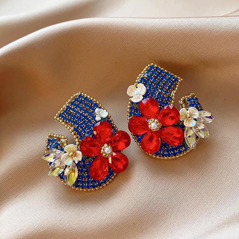 

Сережки-пусети у формі серця «Срібна голка» з кристалами цирконію – Європейська та американська мода високого класу для жінок