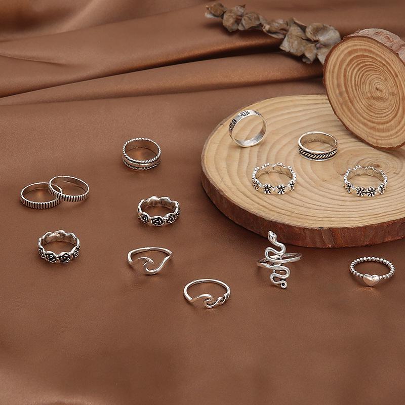 Grenzüberschreitender beliebter Schmuck: Dreizehnteiliges Ringset mit Schlangen-, Blumen-, Liebes- und geometrischem Design.