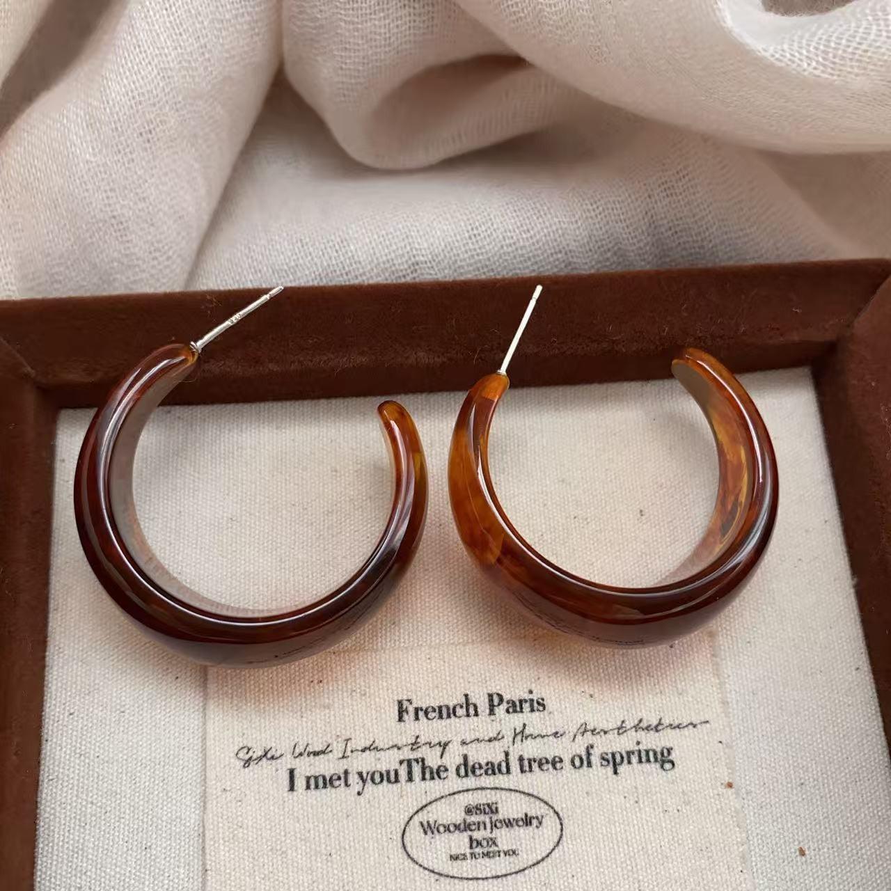 

Retro Hong Kong style resin earrings cold and exaggerated Internet celebrity earrings Spice girl personality simple and versatile ear jewelry women