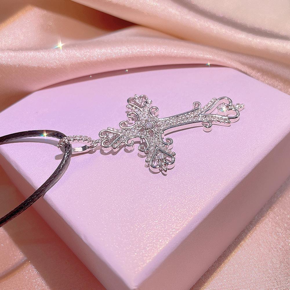 Vintage Palace Wind Cross Necklace Card Christian Religious Zircon Jewelry Tourist Souvenirs Gift Personalized Geometric Jewelry Valentine's Day Gift
