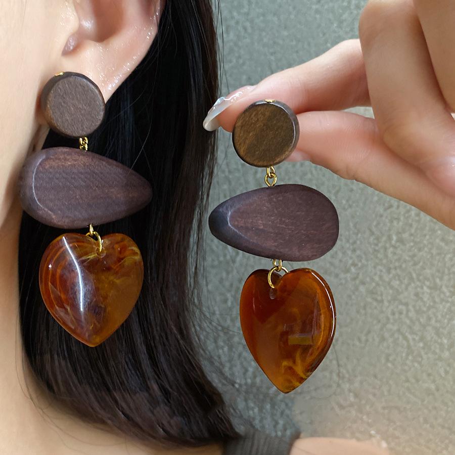 Retro Brown Resin Wood Irregular Heart Drop Earrings for Women New Statement Geometric Long Earring Autumn Winter Jewelry Gift