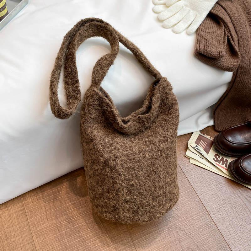 Сумка-тоут женская зимняя нишевая на одно плечо шерстяная милая цветочная сумка через плечо женская