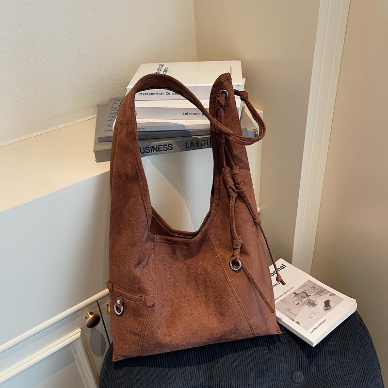 

Ретро матовая замшевая сумка-тоут женская осенне-зимняя новая большая вместительная нишевая универсальная сумка через плечо для通勤 темно-коричневого