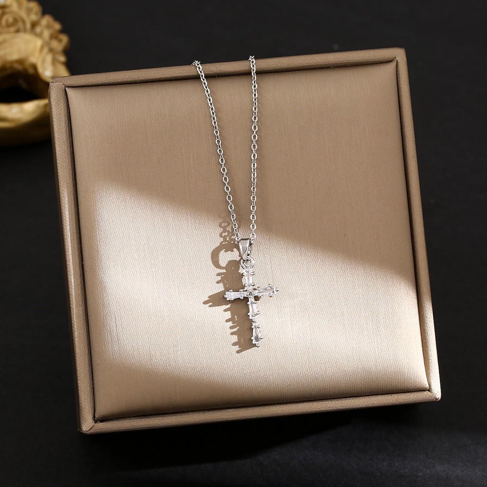 Elegant Korean Micro-Inlaid Titanium Necklace - Luxurious Women's Clavicle Chain, Non-Fading, Unique Minority Design.