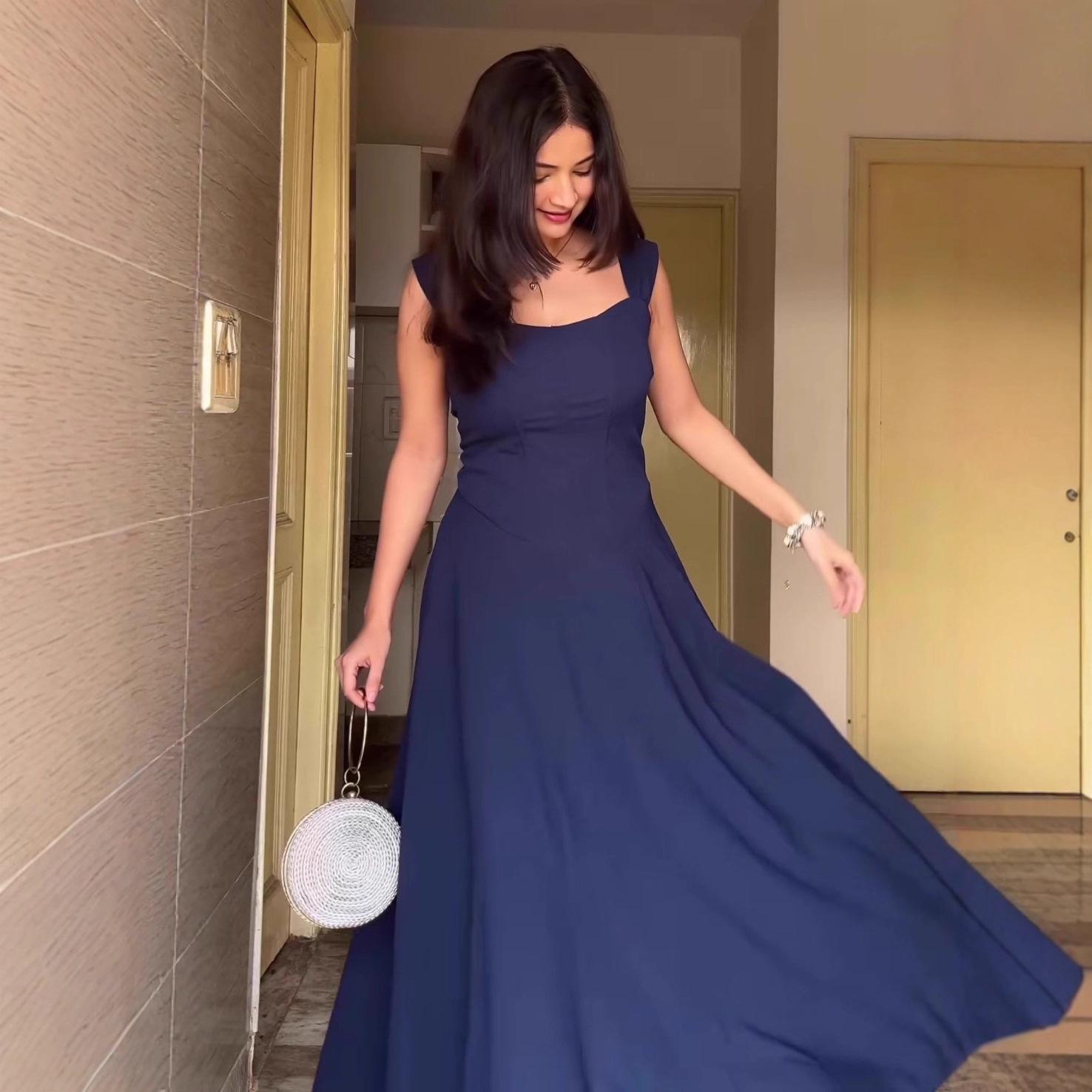 

Женское синее макси-платье с поясом на талии на тонких бретельках 2025 L синий