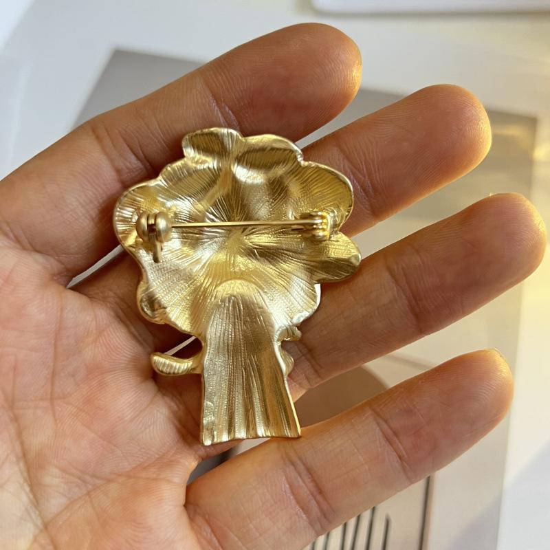 Średniowieczna Prosta Złota Matowe Złoto Broszka Retro Dworski Prosty i Wszechstronny Dodatek Korsarz