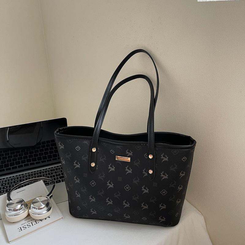 A Large-capacity and Stylish Tote Bag for Fashionable College Students' Classes