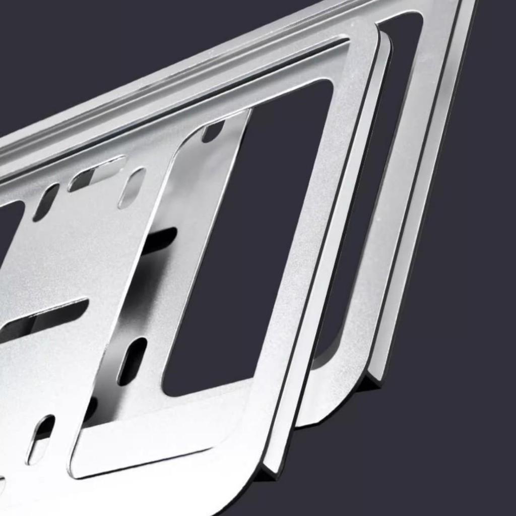 Ramka ochronna na tablicę rejestracyjną BMW do Serii 3, 5 oraz X1-X5 - Pogrubiony uchwyt ze stopu aluminium.