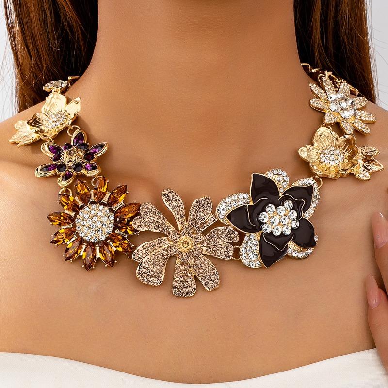 Retro Elegant 3D Flower Necklace - Minimalist Unique Design, Perfect for Women, Versatile Fashion Accessory M705