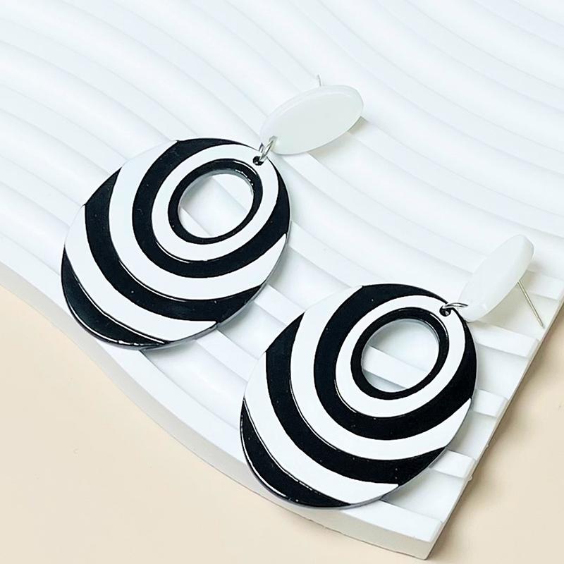 Fashion Exaggerated Black and White Contrast Round Oval Earrings for Women Simple Hollow Statement Acrylic Earrings Jewelry