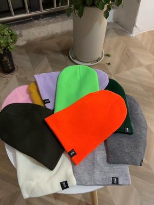 Unisex Letter Label Decor Beanie Hat Casual Wielokolorowa zimowa czapka dzianinowa Codzienne życie i czapka typu beanie na zewnątrz