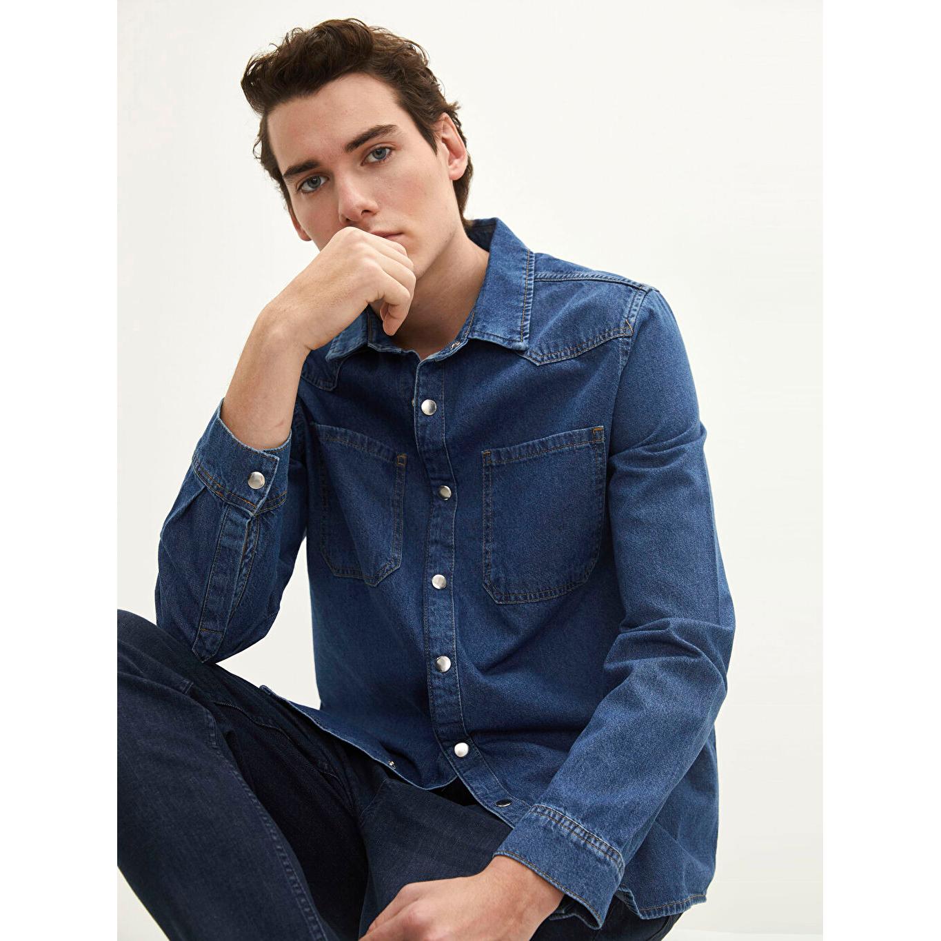 

Мужская джинсовая рубашка с длинным рукавом стандартного кроя цвета индиго