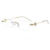 Jennifer hat die gleiche randlose silberne Metall-Klein-Oval-Diamantbesetzte Spice Girl Pure Desire Brille.