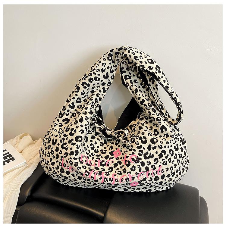 New design Lazy wind canvas shoulder bag women's large-capacity commuter underarm bag casual tote sickle bag