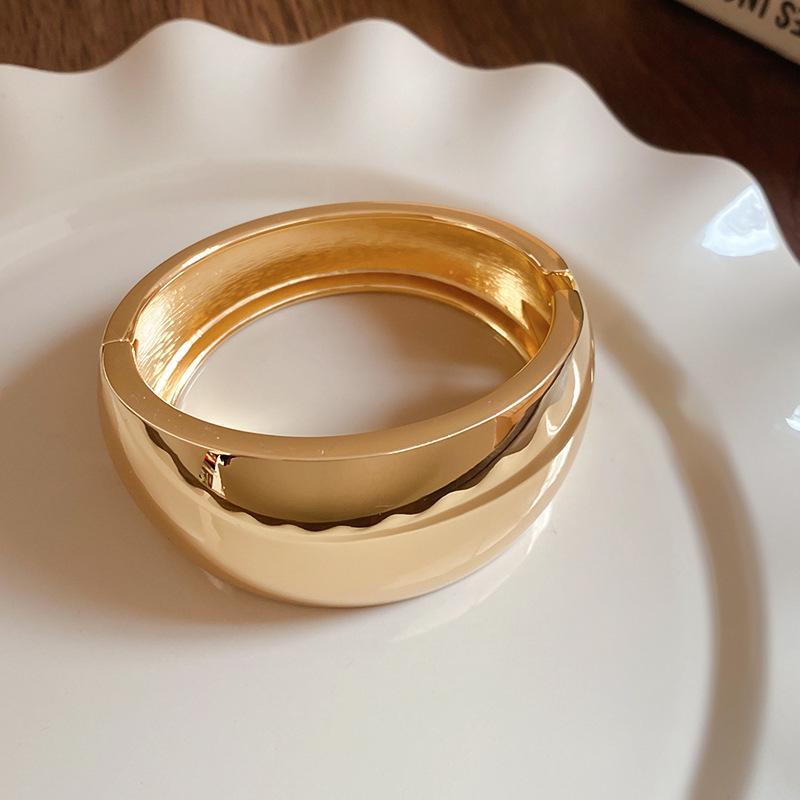 Schickes High-End-Metallarmband: Eleganter, Einzigartiger und Mutiger Damenschmuck