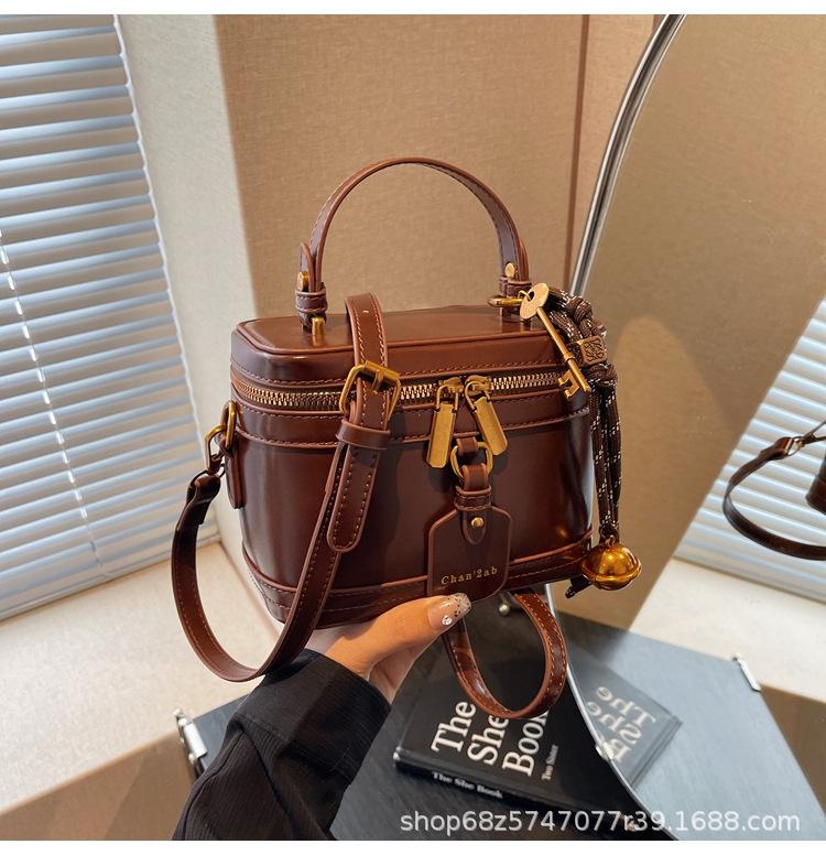 

Retro portable shoulder bag women s 2025 new fashion versatile messenger bag portable box bag small square bag коричневый