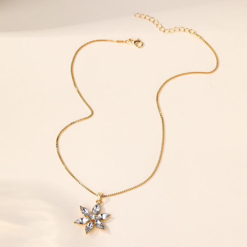 Flower Necklace New Alloy Jewelry Pendant Versatile Simple Niche High-end Jewelry Accessories Women