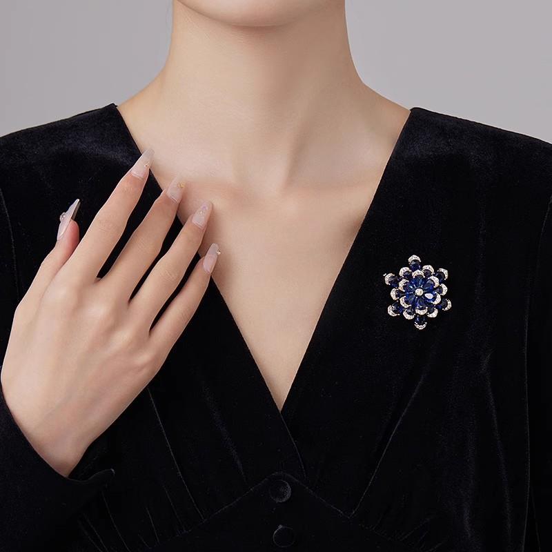Luxurious and Elegant Flower Brooch, High-end Women's Exquisite Retro Crystal Brooch, Niche Design Sense Brooch