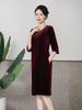 Qipao de terciopelo: Elegante vestido de otoño para un look juvenil y sofisticado.