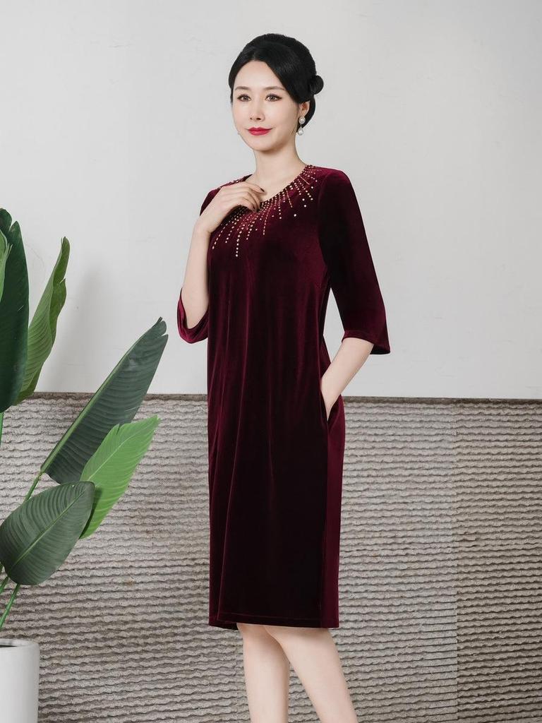 Qipao de terciopelo: Elegante vestido de otoño para un look juvenil y sofisticado.