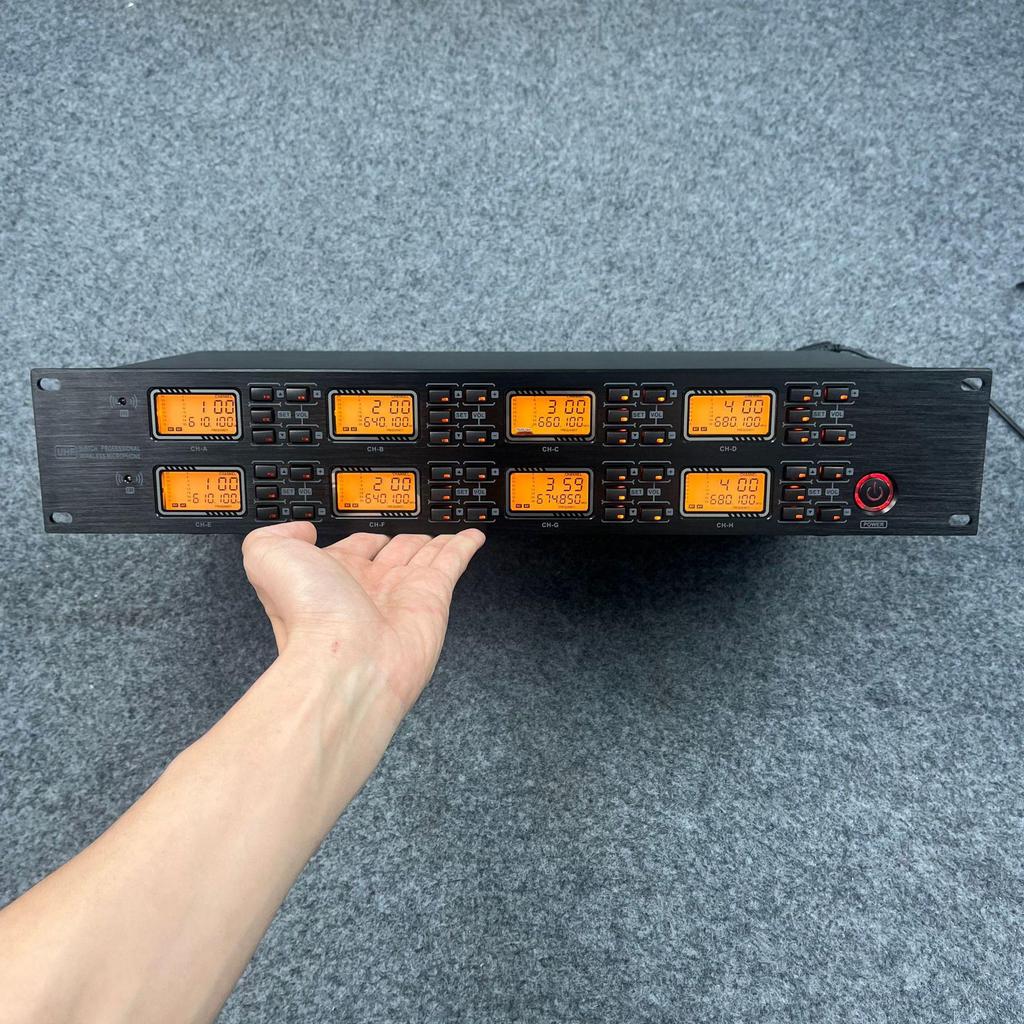 Wireless One-to-Eight Conference Microphone System