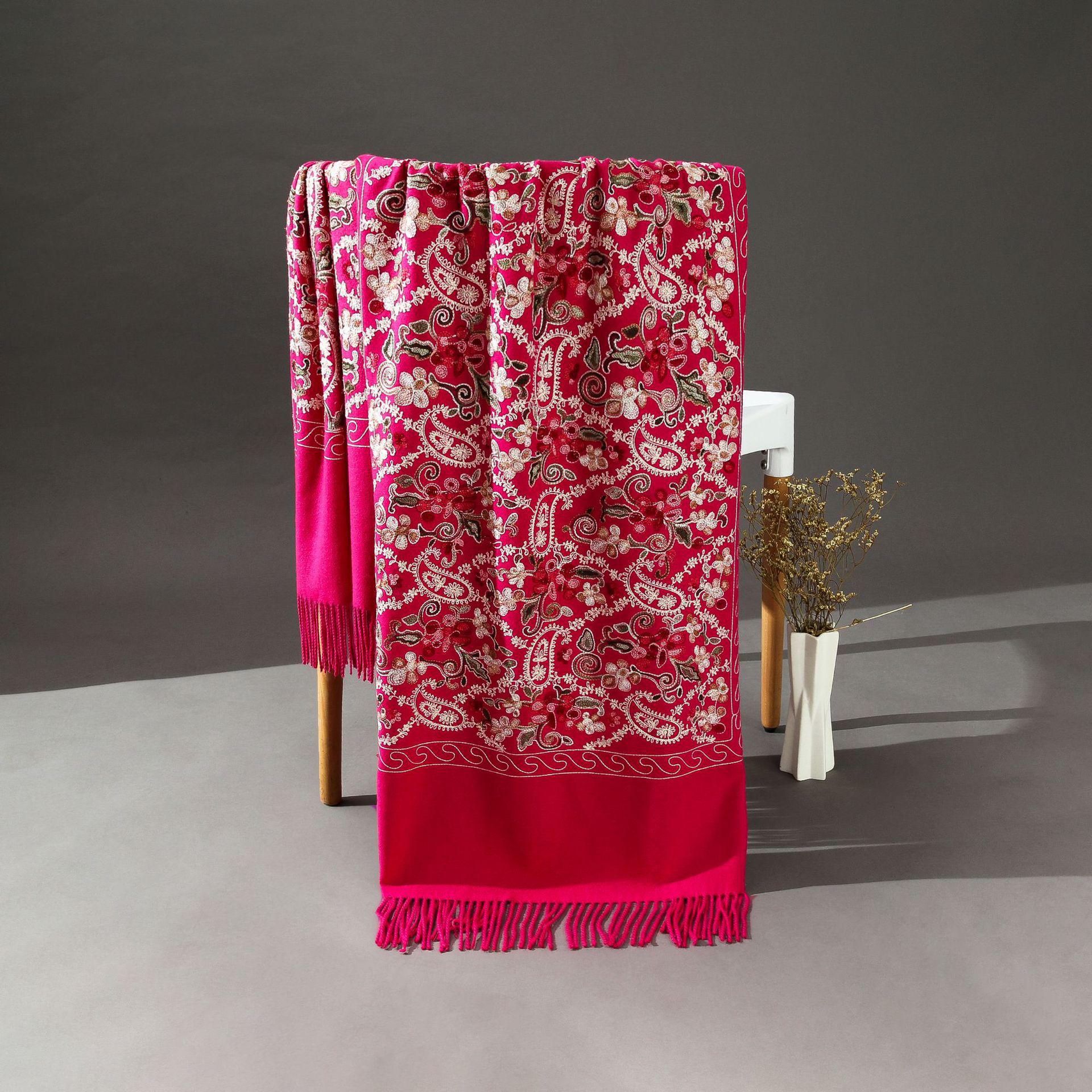 

Женский шарф из искусственного кашемира с вышивкой из кешью в непальском стиле на осень/зиму 2024 г. розы красного