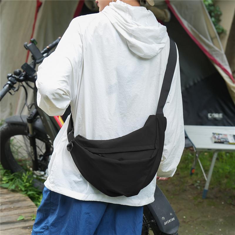 Borsa a tracolla minimalista con tracolla regolabile e tasca anteriore con zip