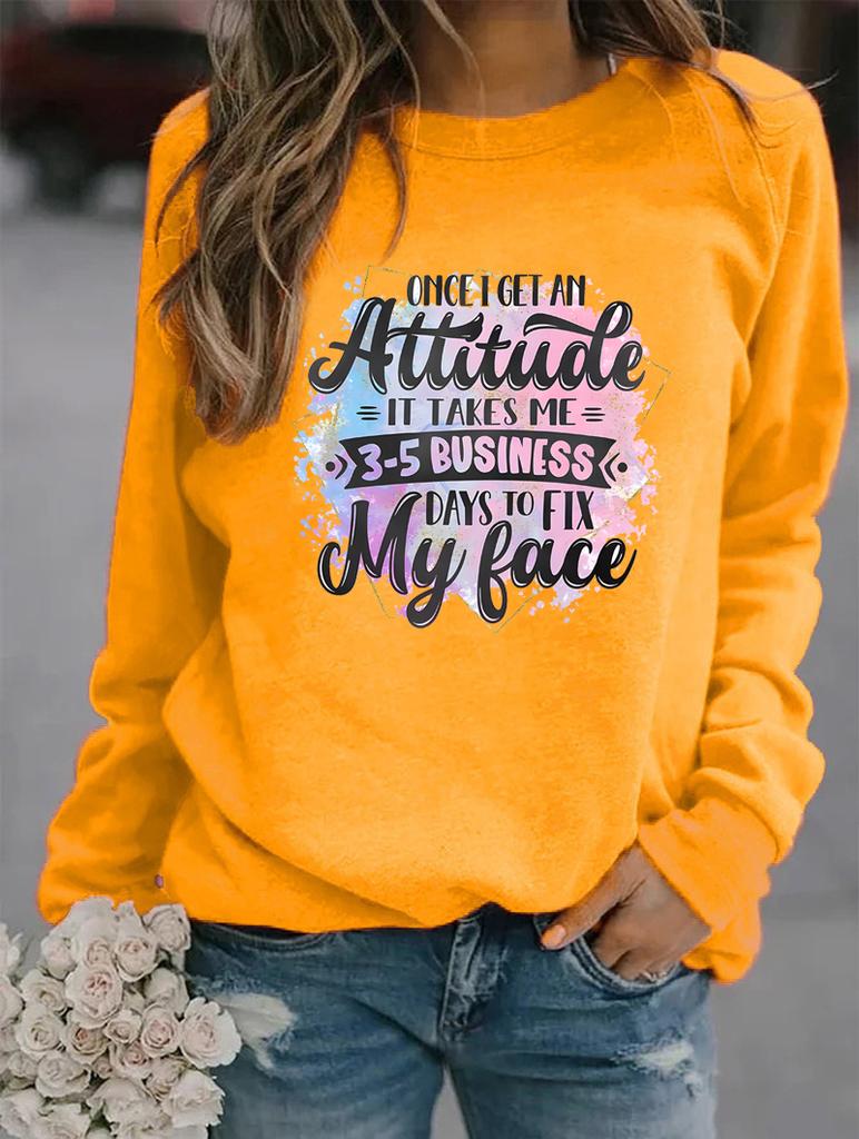 Gemütlicher Winterpullover mit Rundhalsausschnitt und langen Ärmeln, der eine Mischung aus beliebten Mustern für Damen zeigt