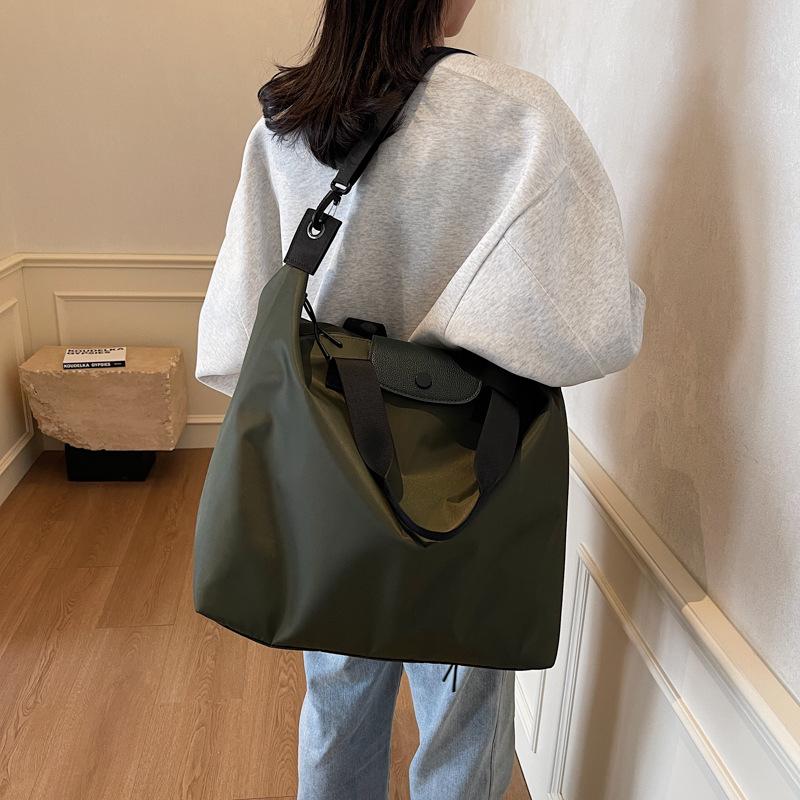  Large Capacity Urban Style Women's Tote Bag for Gym, Travel, and Daily Use with Zipper Closure and Multi-Compartments